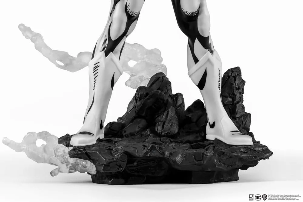 Man of Steel Statue – Superman Schwarz-Weiß 1:8 8