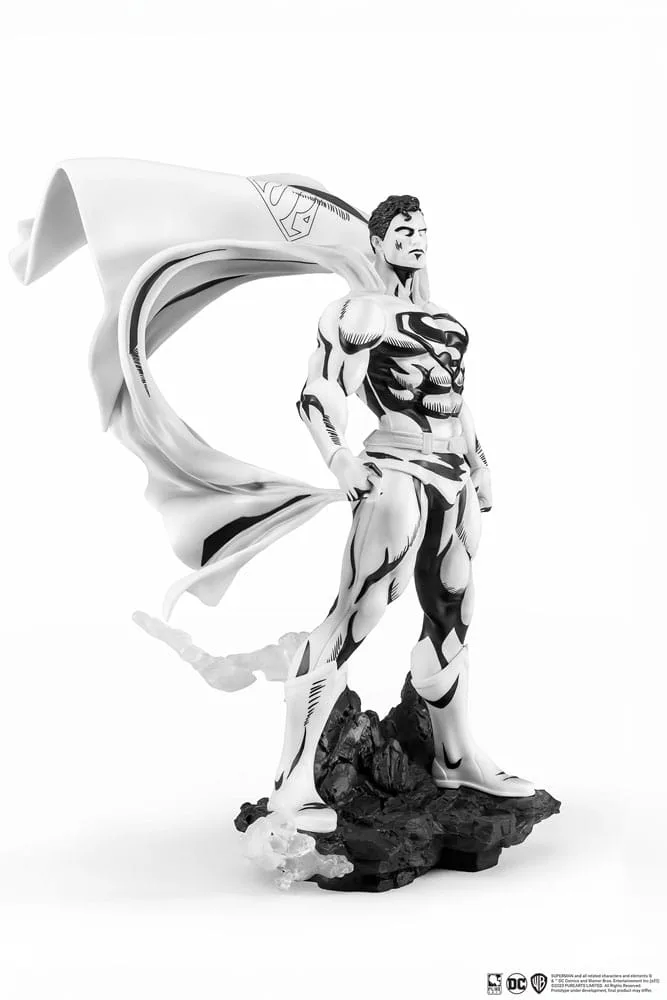 Man of Steel Statue – Superman Schwarz-Weiß 1:8 3