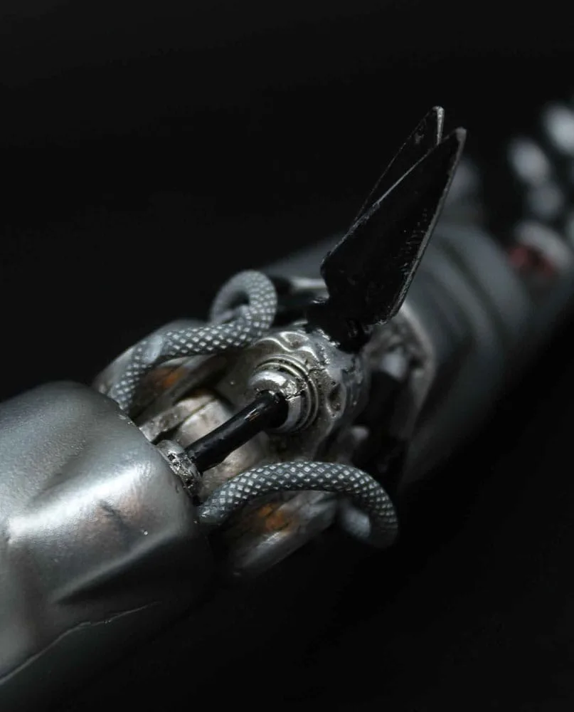 Cyberpunk Edgerunners Replik – Silverhand Arm 30 cm 8