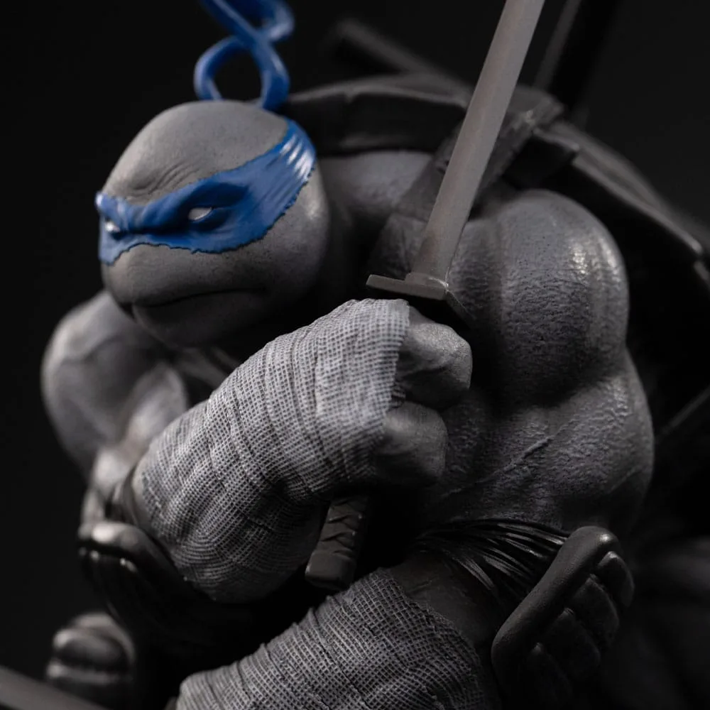 TMNT Statue – Leonardo Black and White Variant 26 cm 7
