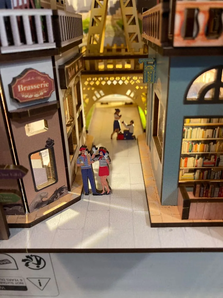 Paris Book Nook Diorama Kit – Tiny Adventures 23 cm 4