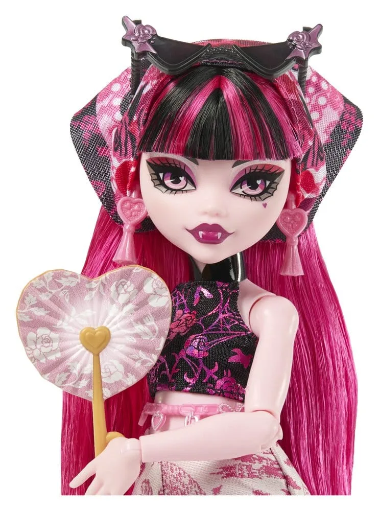 Monster High Doll – Draculaura Gore-geous Oasis 11
