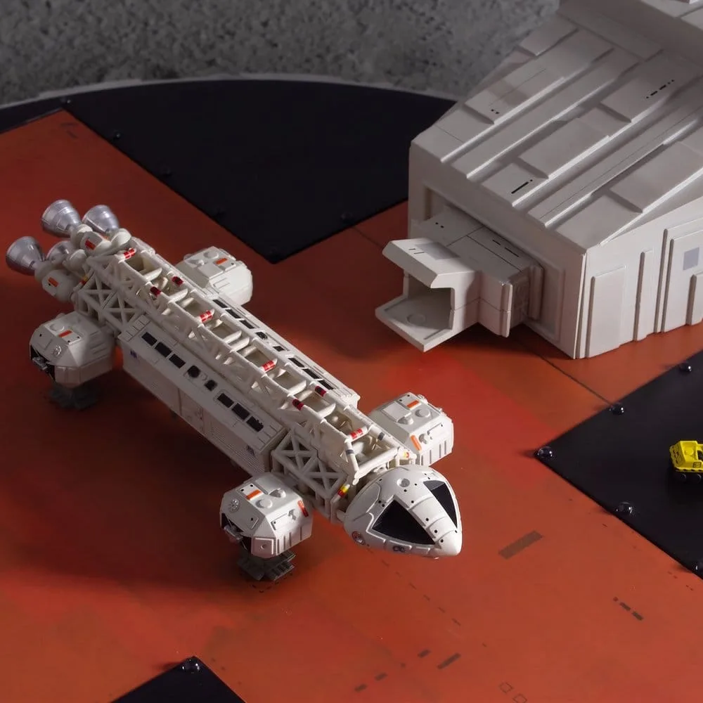Space 1999 speelset – Landingsplatform en Eagle Transporter 46 cm 6