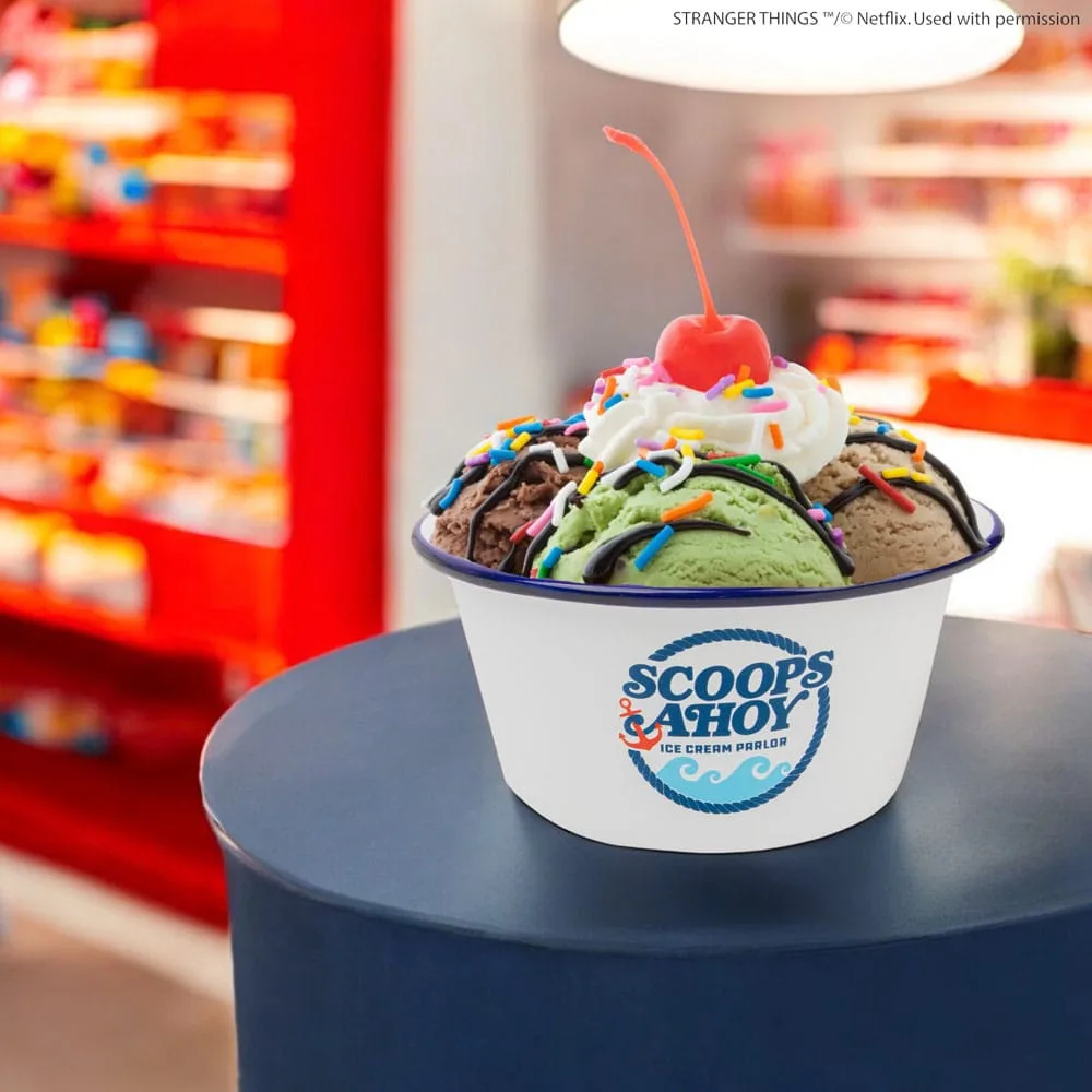 Stranger Things ijskom – Scoops Ahoy met matrozenmuts 2