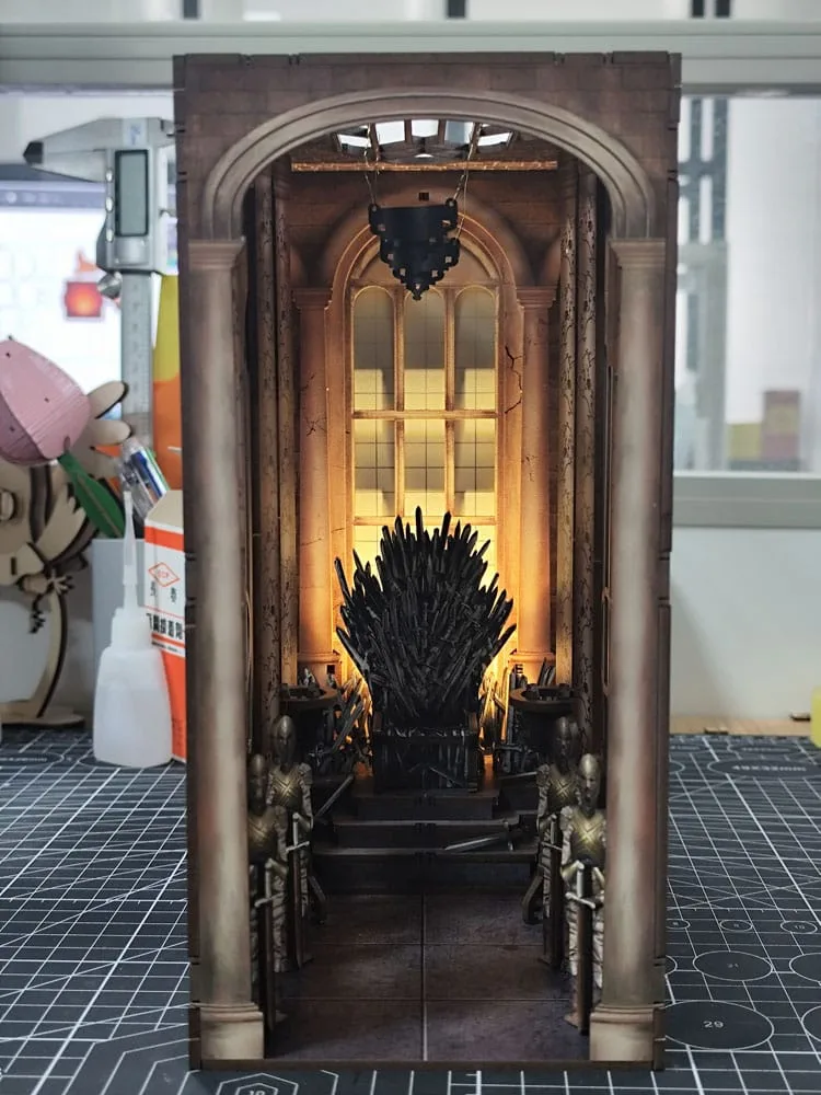House of the Dragon Book Nook – Iron Throne 23 cm 3