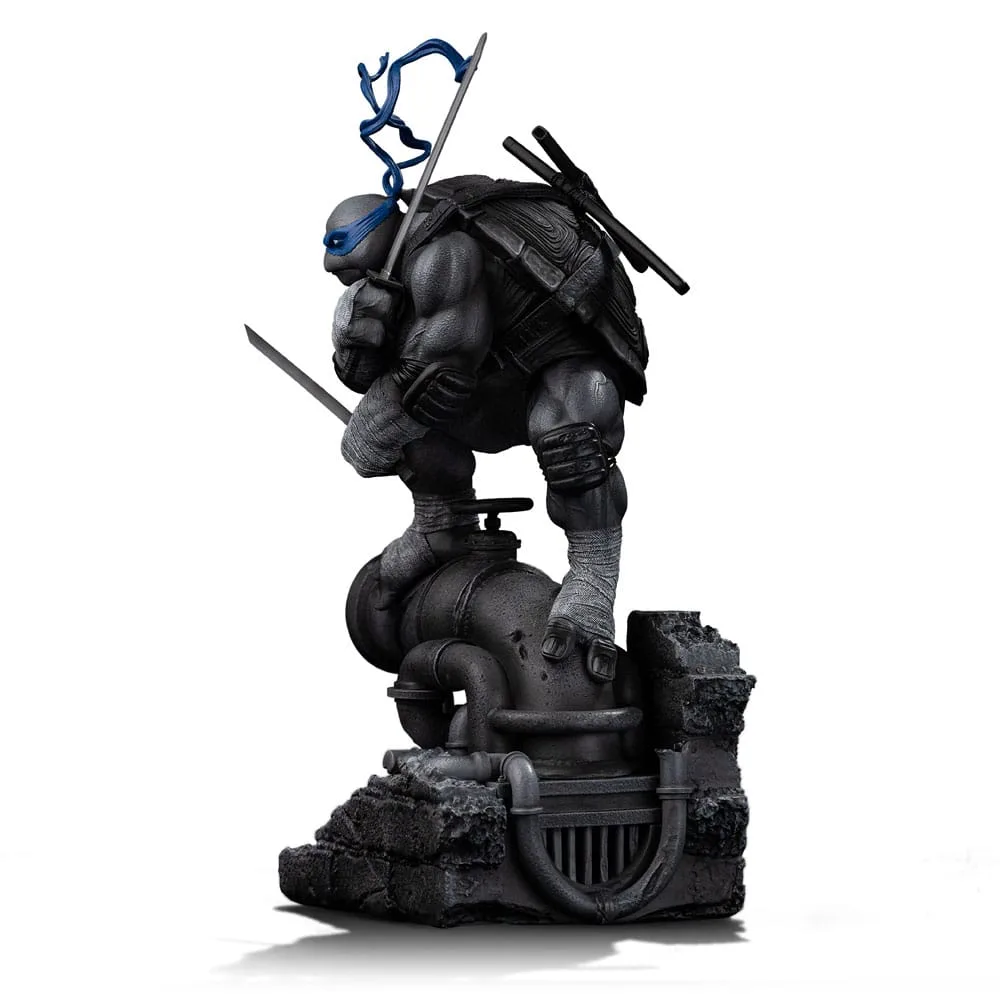 TMNT Statue – Leonardo Black and White Variant 26 cm 2