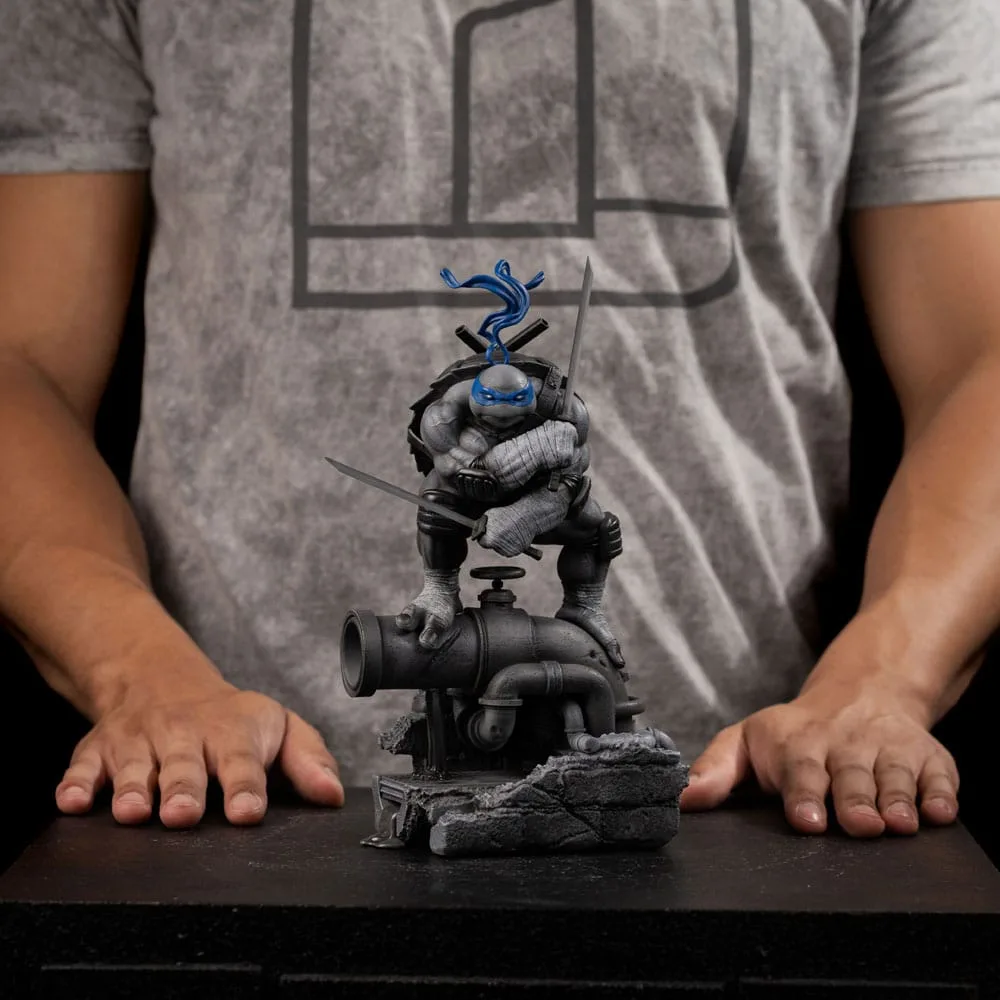 TMNT Statue – Leonardo Black and White Variant 26 cm 10