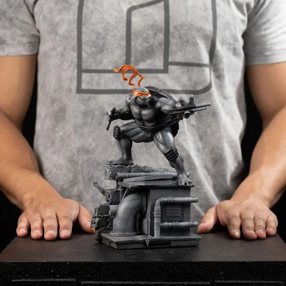 TMNT Statue – Michelangelo Black and White 1/10 Scale 26 cm 12