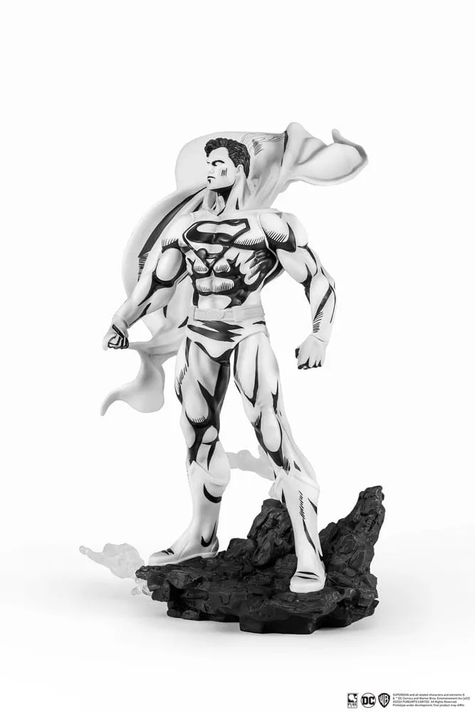 Man of Steel Statue – Superman Schwarz-Weiß 1:8 6