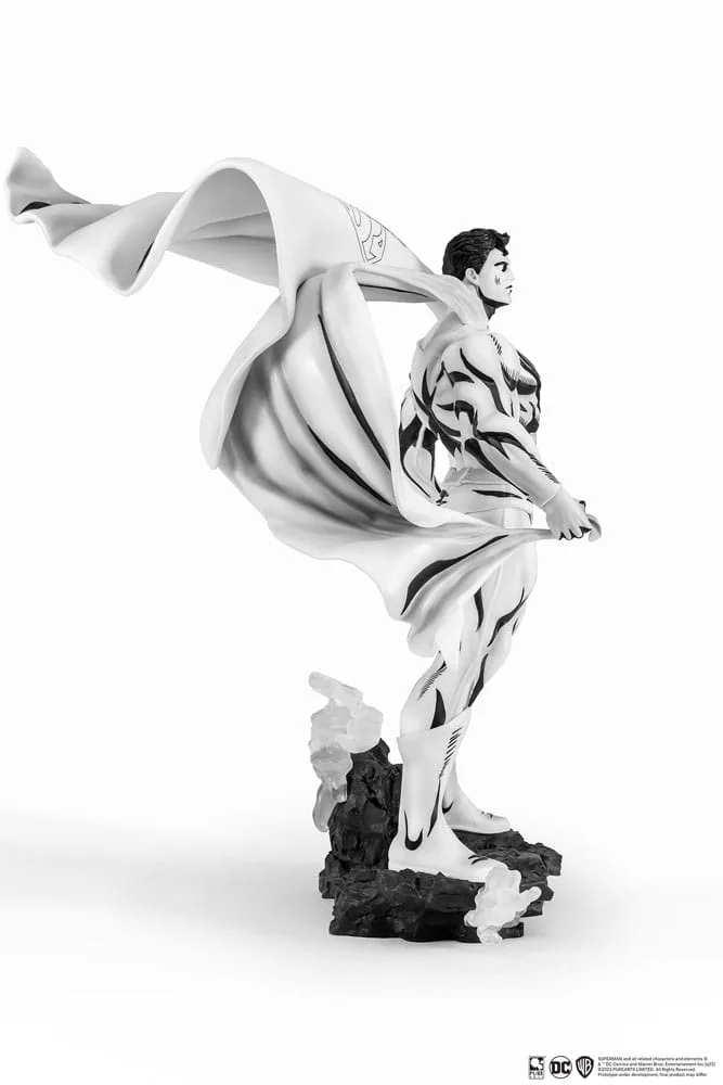 Man of Steel Statue – Superman Schwarz-Weiß 1:8 4