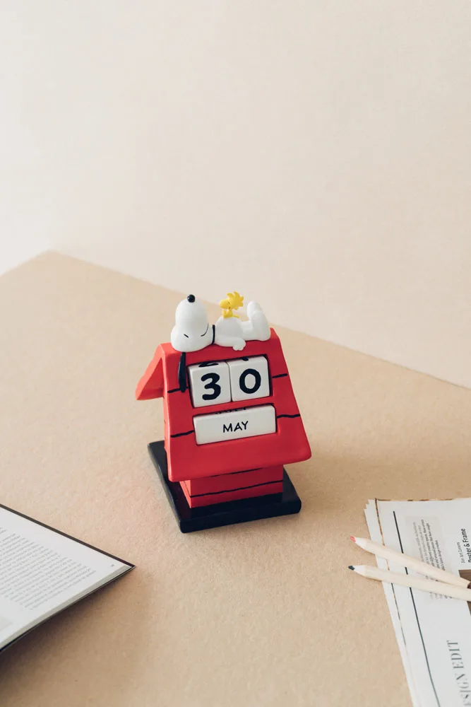 Peanuts Perpetual Calendar – Snoopy Doghouse 16 cm 3