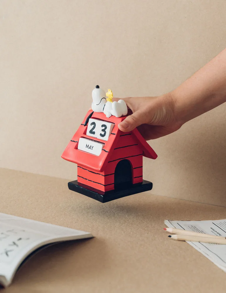 Peanuts Perpetual Calendar – Snoopy Doghouse 16 cm 6