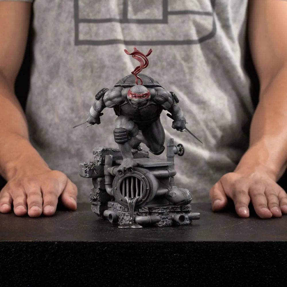 TMNT Art Scale Statue – Raphael Black and White 26 cm 10