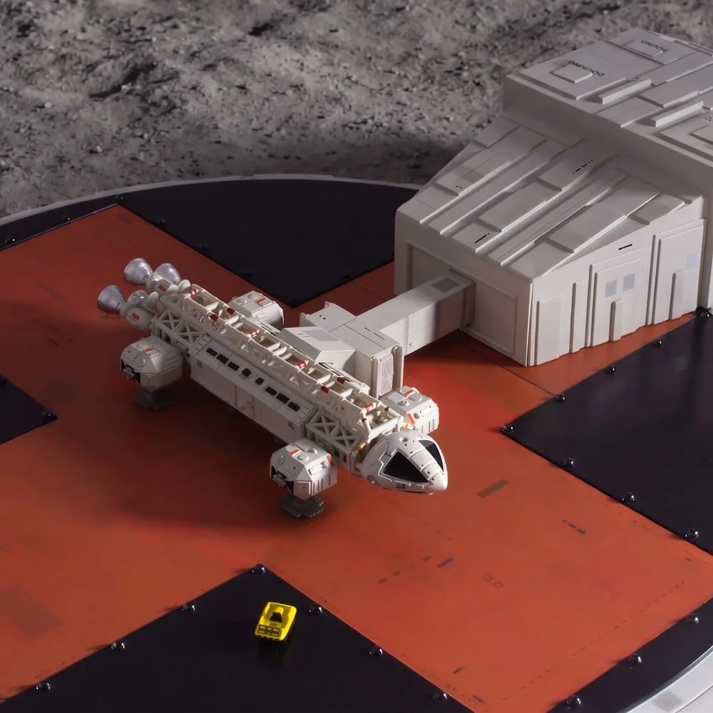 Space 1999 speelset – Landingsplatform en Eagle Transporter 46 cm 8