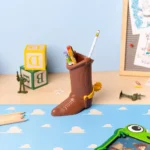 Toy Story Stiftehalter – Woodys Stiefel mit Schreibset 18 cm 2